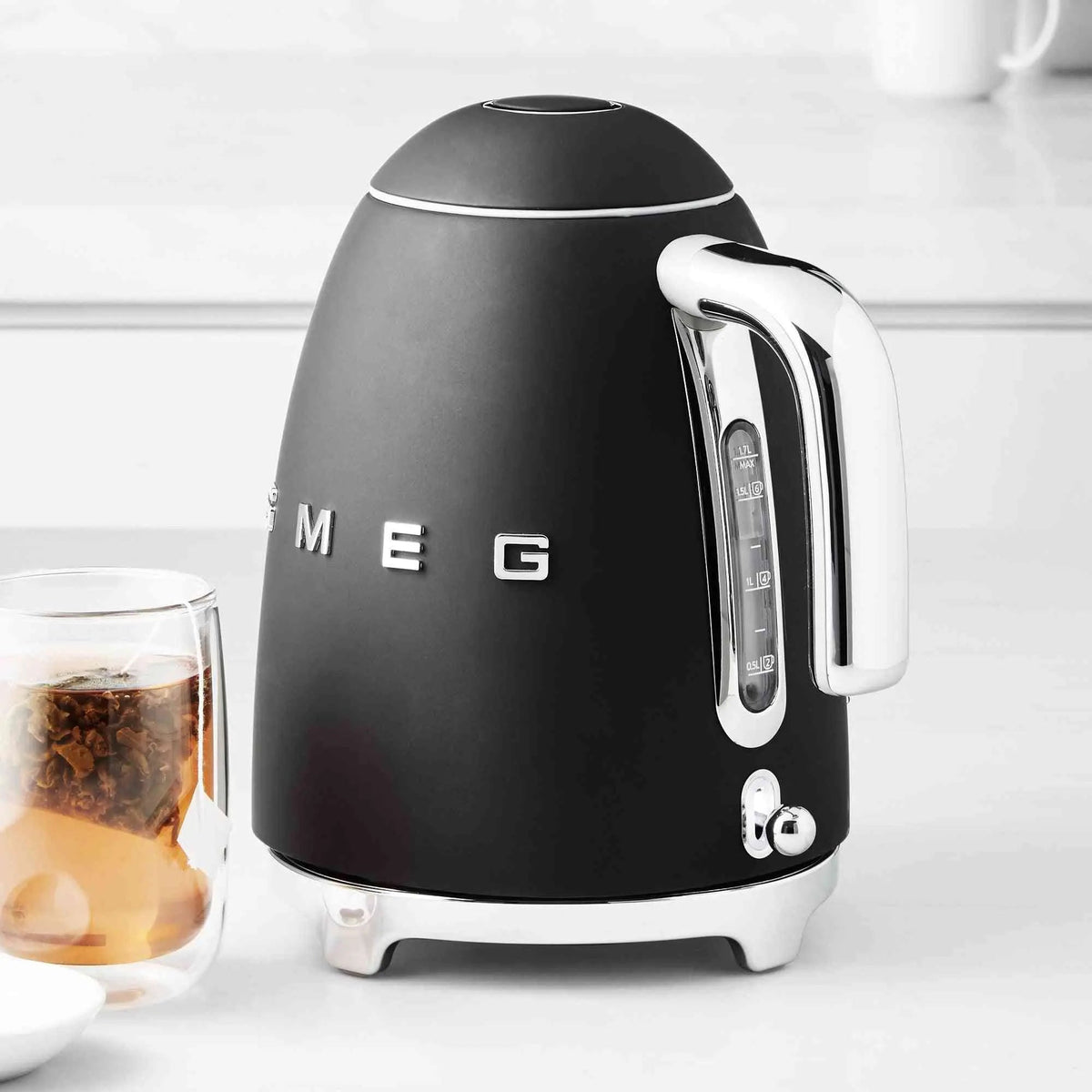 SMEG Electric Kettle with 360˚ swivel base, auto-shutoff, water-level indicators, gentle steam release, and removable limescale filter