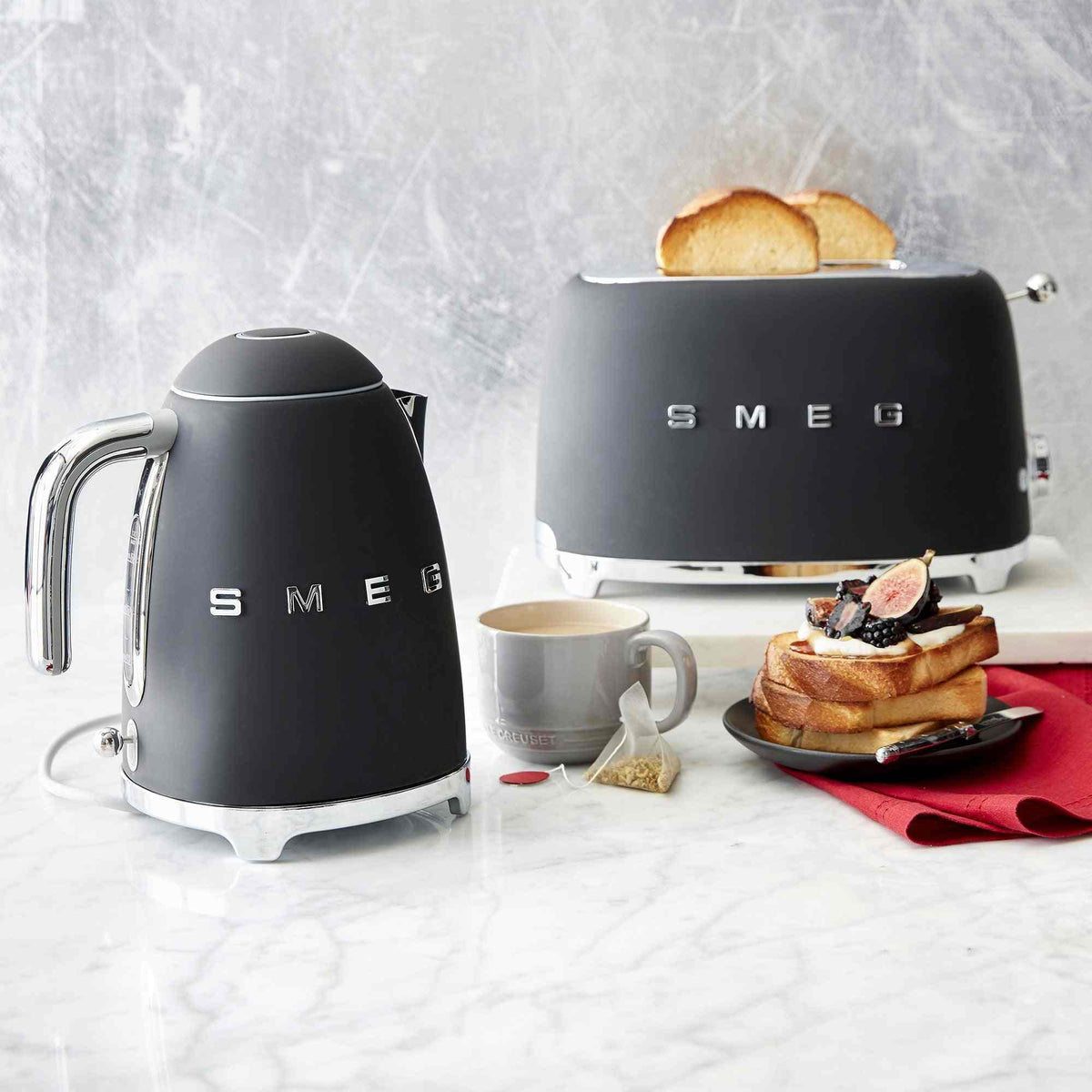 SMEG Electric Kettle with 360° swivel base, auto-shutoff, water-level indicators, gentle steam release, and removable limescale filter