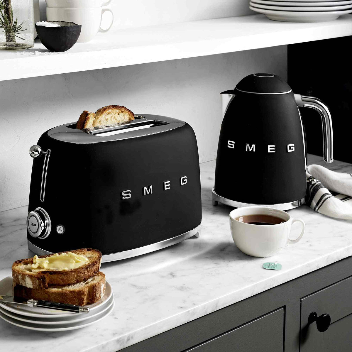 SMEG Electric Kettle with 360° swivel base, auto-shutoff, water-level indicators, gentle steam release, and removable limescale filter