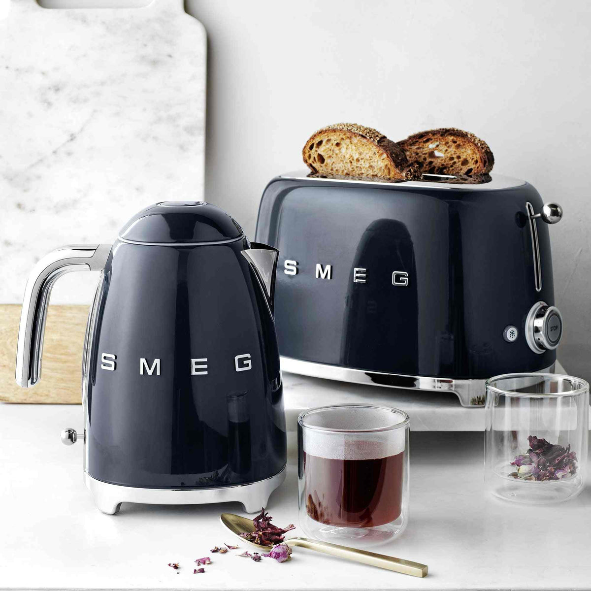 SMEG Electric Kettle with 360-degree swivel base, auto-shutoff, water-level indicators, gentle steam release, and removable limescale filter