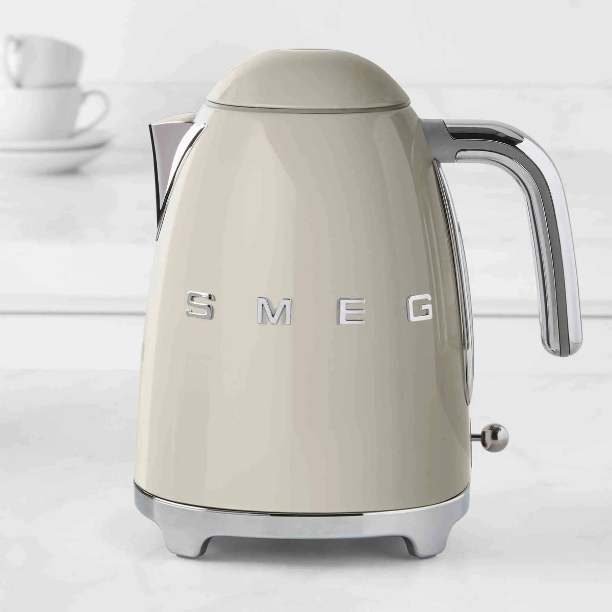 SMEG Electric Kettle with 360-degree swivel base, auto shutoff, water-level indicators, gentle steam release, and removable limescale filter.
