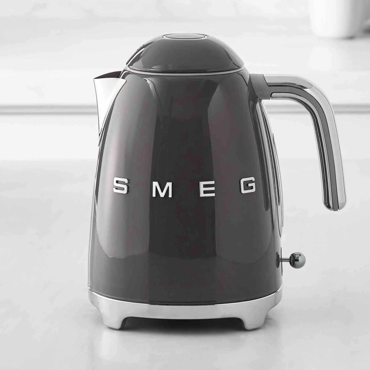 SMEG Electric Kettle with 360˚ swivel base, auto-shutoff, water-level indicators, gentle steam release, and removable limescale filter