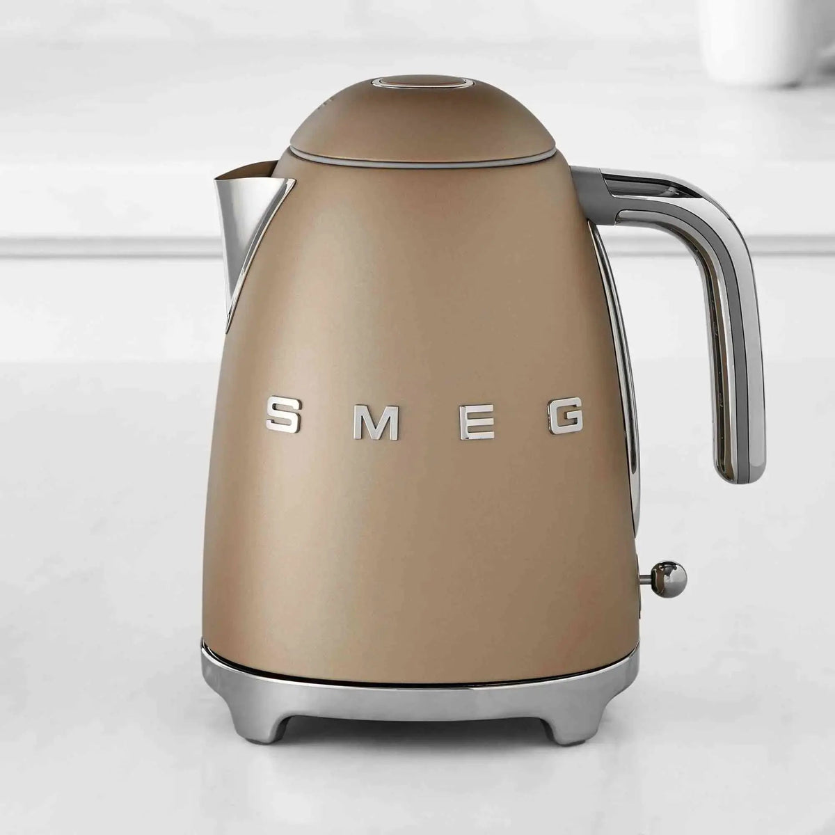 SMEG Electric Kettle with 360-degree swivel base, auto-shutoff, water-level indicators, gentle steam release, and removable limescale filter