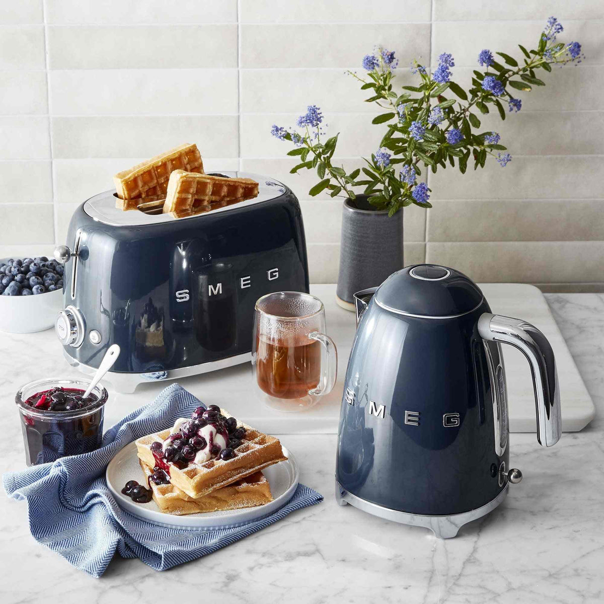 SMEG 2 slice retro toaster with wide slots and six browning levels in midcentury design