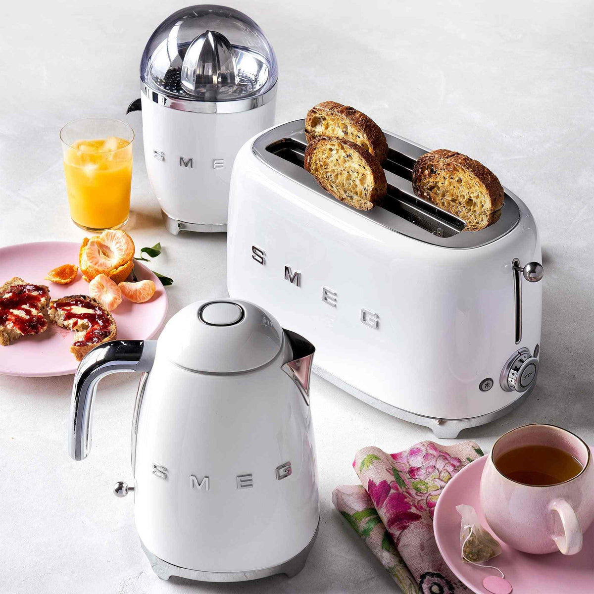 SMEG Electric Kettle 3D logo with 360˚ swivel base, auto-shutoff, water-level indicators, gentle steam release, and removable filter