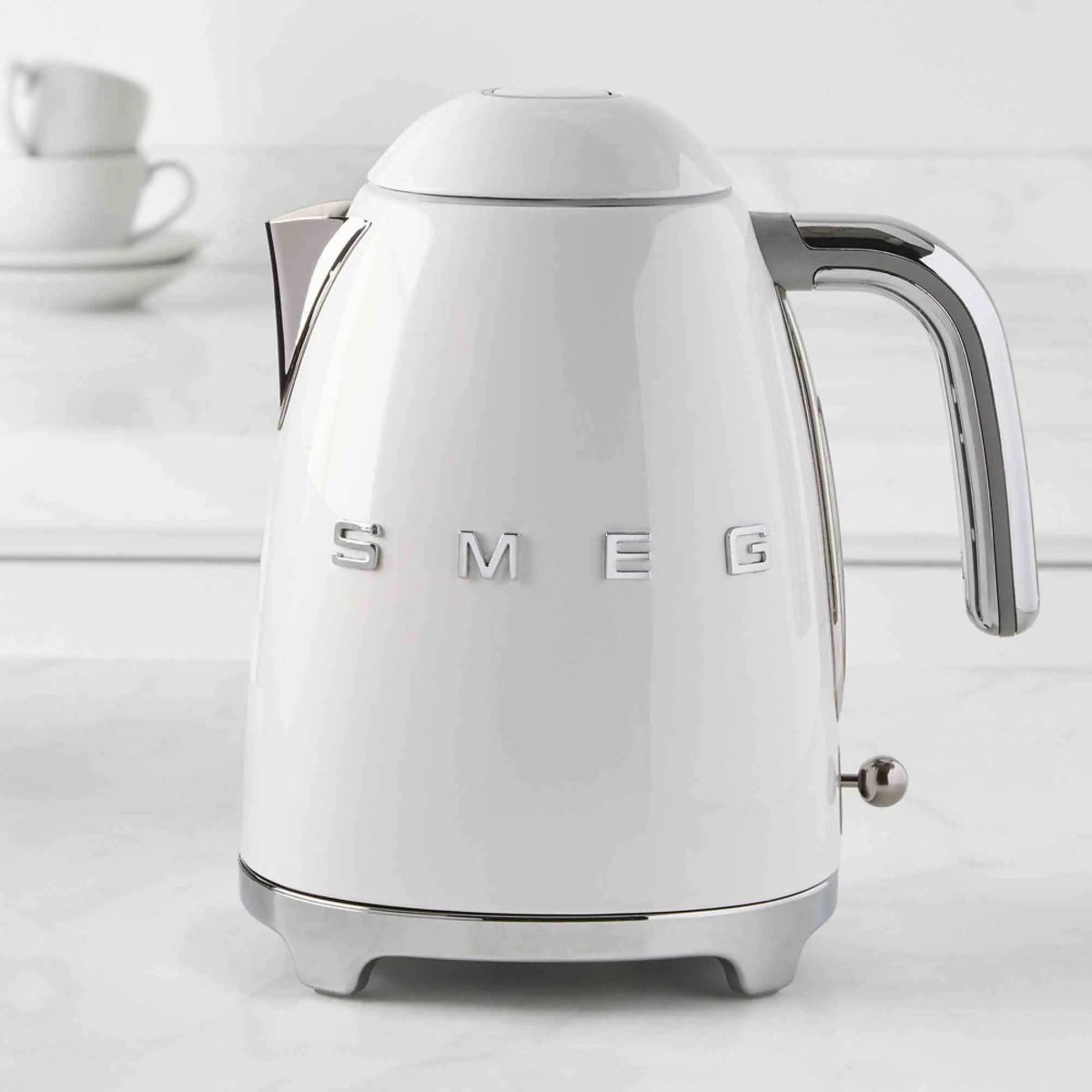 SMEG Electric Kettle with 360˚ swivel base, auto-shutoff, water-level indicators, gentle steam release, and removable limescale filter