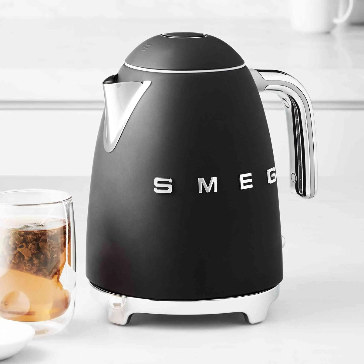 SMEG Electric Kettle with 360˚ swivel base, auto-shutoff, water-level indicators, steam-release lid, and removable limescale filter